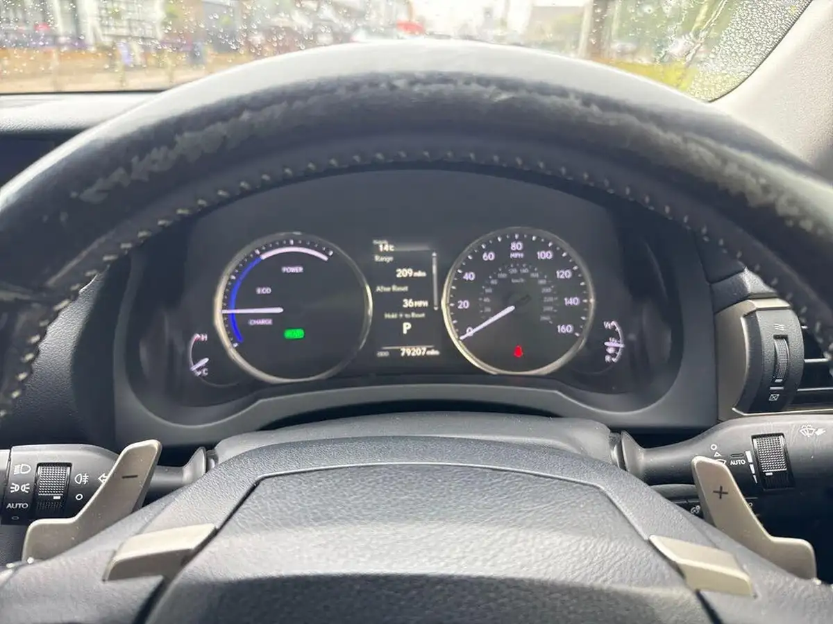 2017-lexus-is-300h-25-advance-big-13