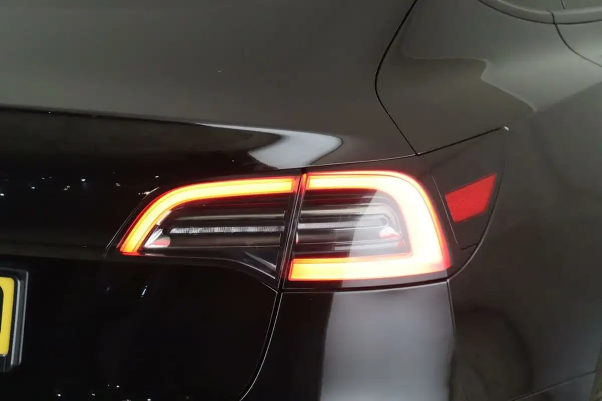 2022-tesla-model-3-e-rwd-big-9