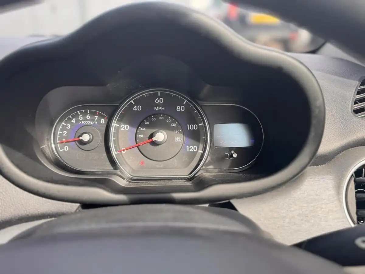 2012-hyundai-i10-12-active-big-28