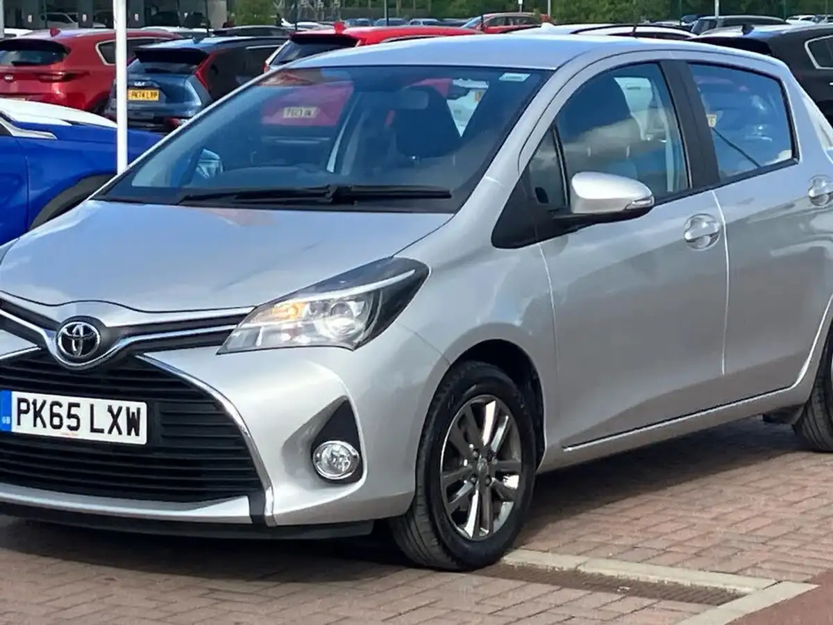 2015-toyota-yaris-133-icon-vvt-i-5d-big-34