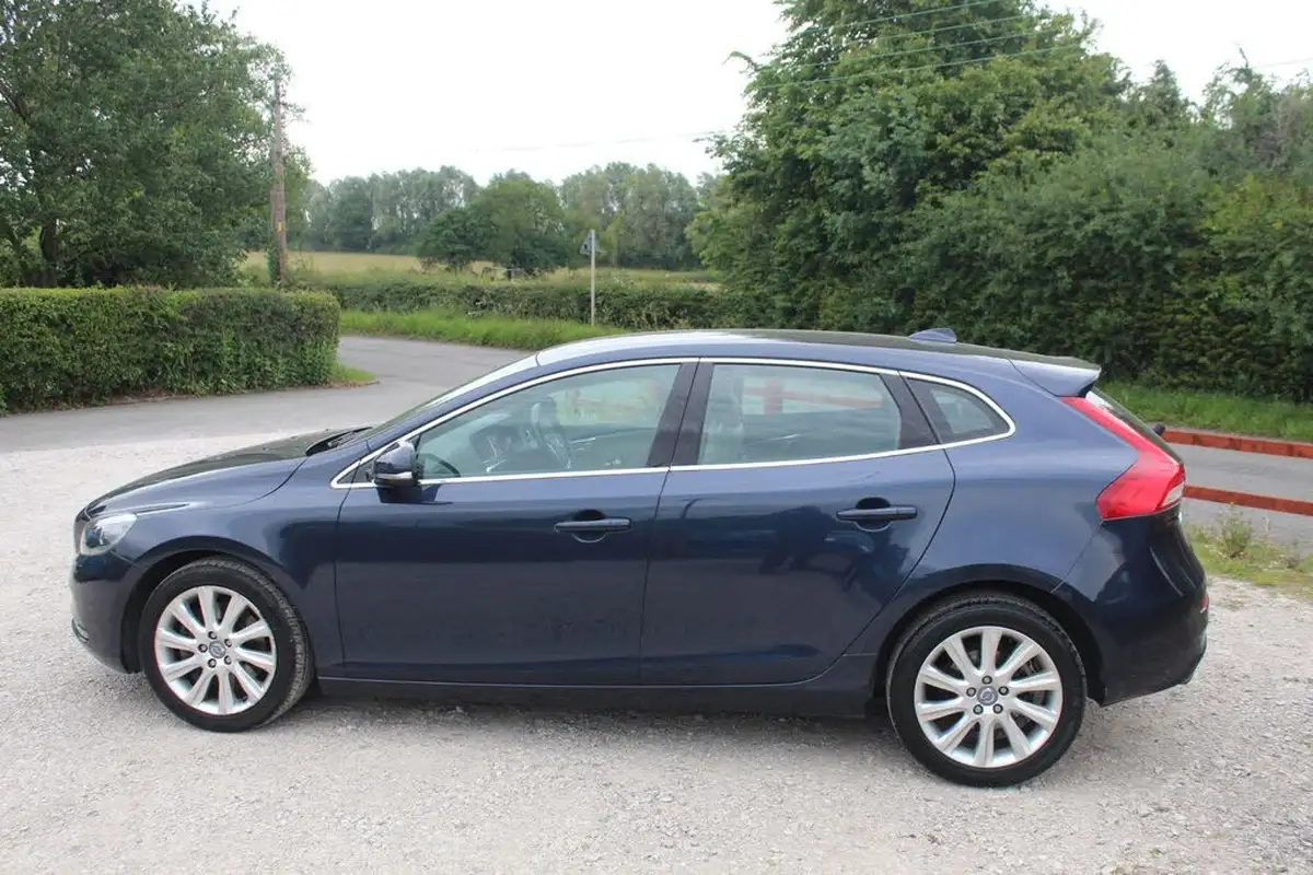 2013-volvo-v40-20td-d3-se-lux-nav-ss-big-3