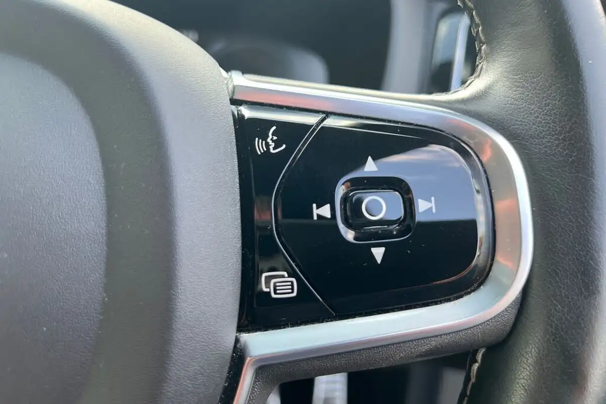 2021-volvo-xc60-20-t6-r-design-340bhp-big-11