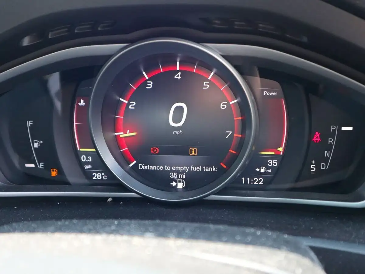 2018-volvo-v40-15-t3-r-design-nav-plus-big-6