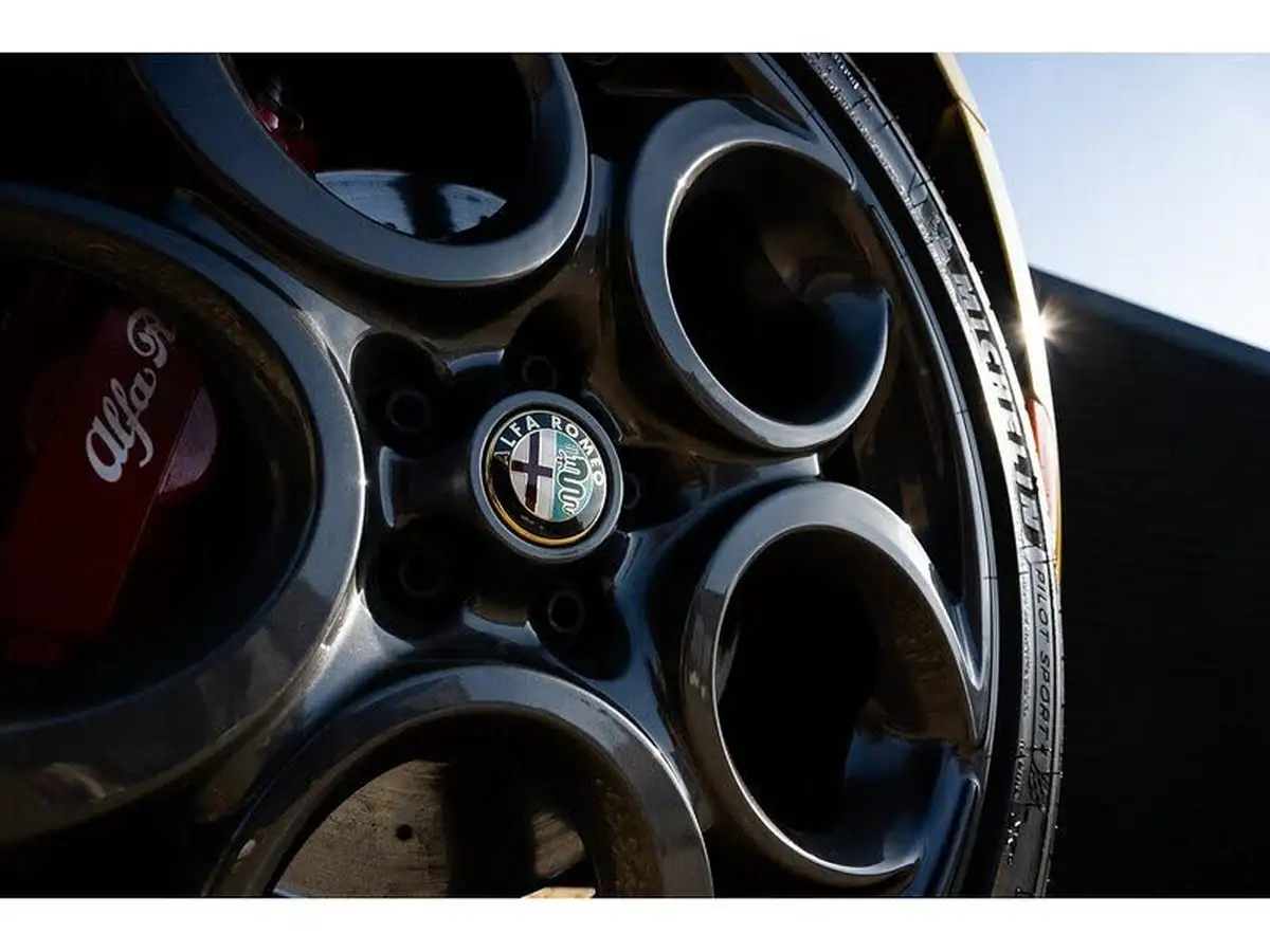 2015-alfa-romeo-4c-18-tbi-spider-big-20