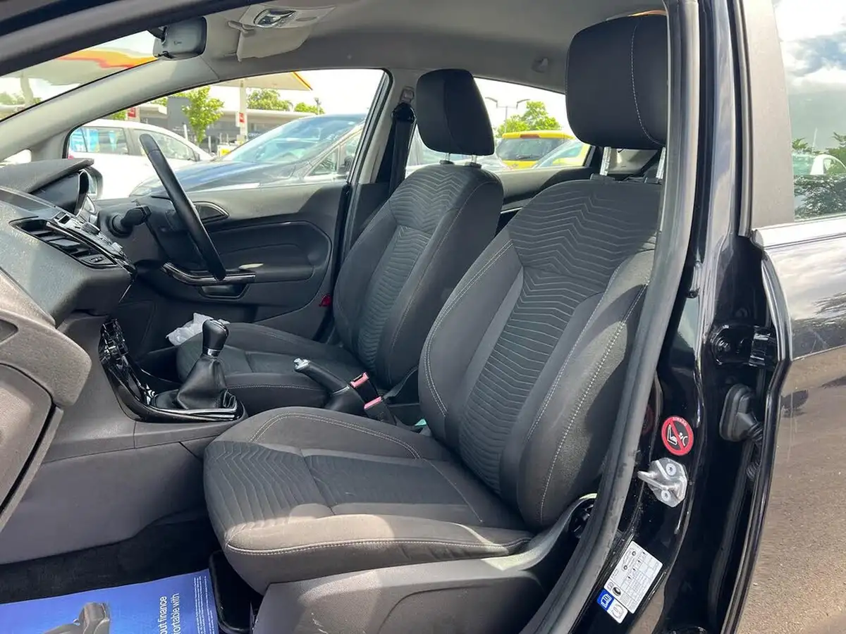 2014-ford-fiesta-125-zetec-5d-big-8