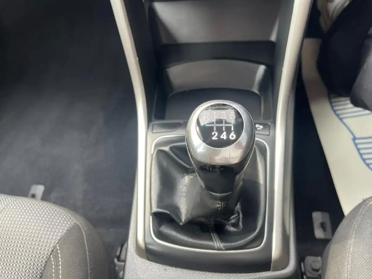 2015-hyundai-i30-16crdi-se-nav-110ps-tourer-big-15