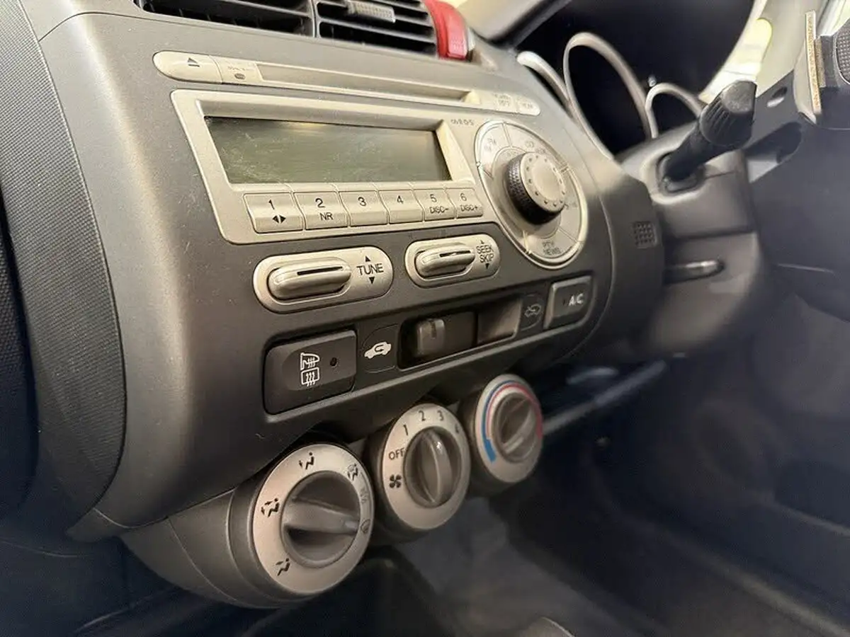 2009-honda-jazz-14-se-cvt-7-big-21
