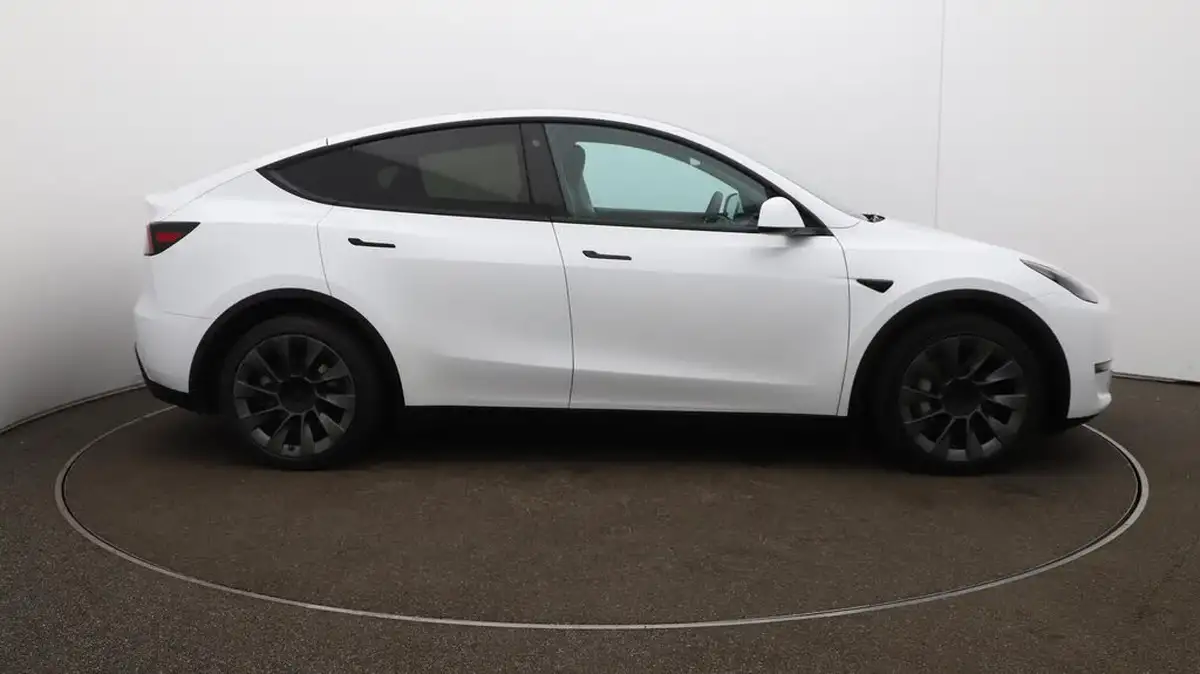 2022-tesla-model-y-e-long-range-big-49