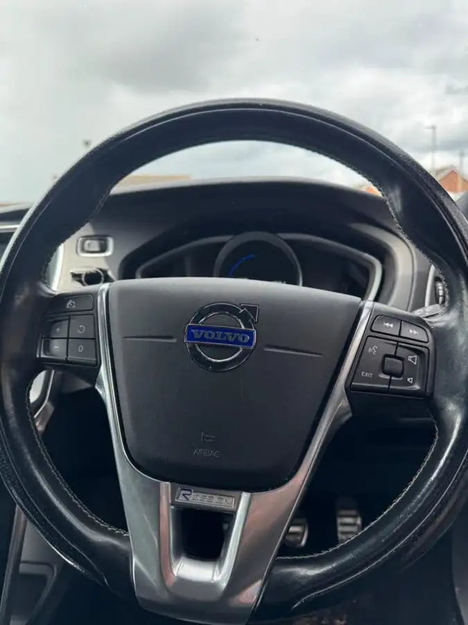 2014-volvo-v40-16td-d2-r-design-nav-big-13