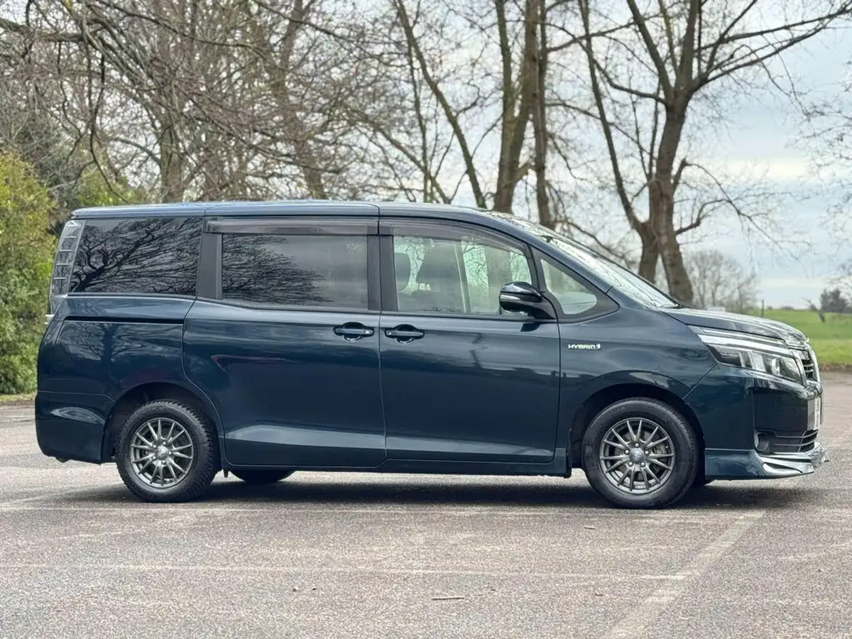 2015-toyota-voxy-18-hybrid-big-3
