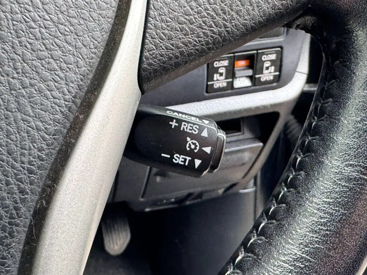2015-toyota-voxy-18-hybrid-big-27