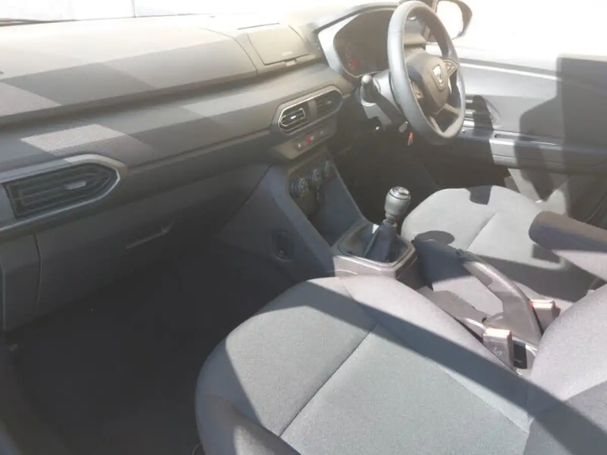 2022-dacia-sandero-10-sce-essential-big-4