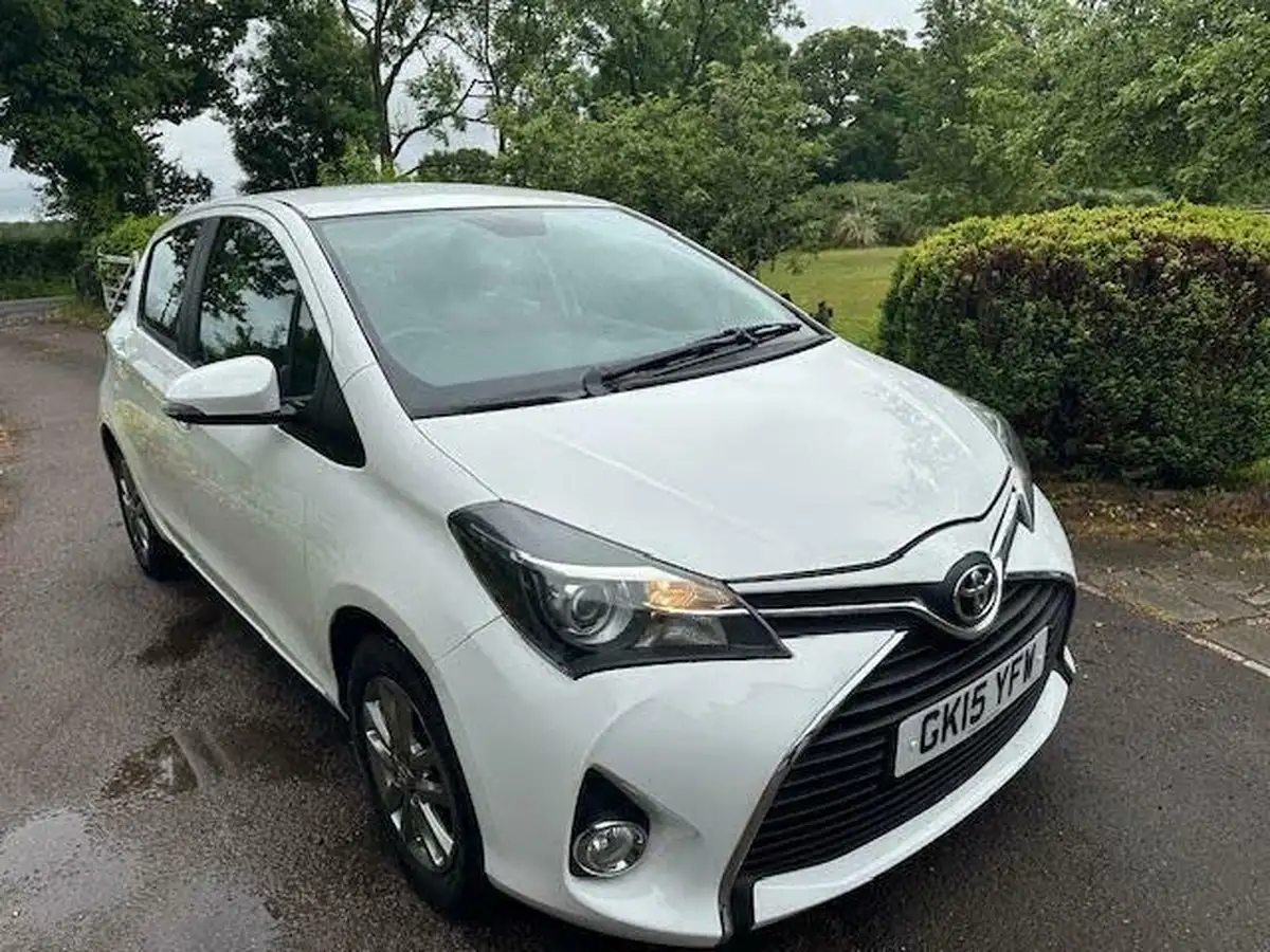 2015-toyota-yaris-133-icon-vvt-i-5d-cvt-big-3