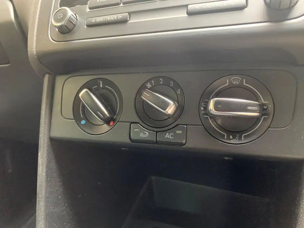 2012-volkswagen-polo-12-match-60ps-5d-big-17