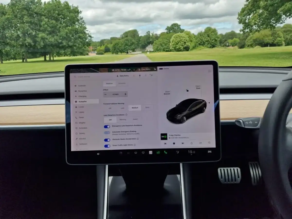 2019-tesla-model-3-e-4x4-performance-pack-big-17