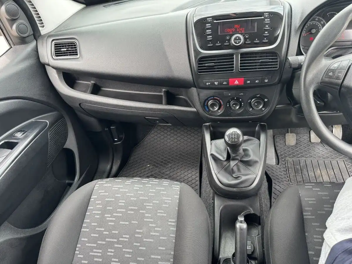 2017-vauxhall-combo-13cdti-2300-95pseu6-l1h1-ss-ecoflex-5-seats-crew-big-49