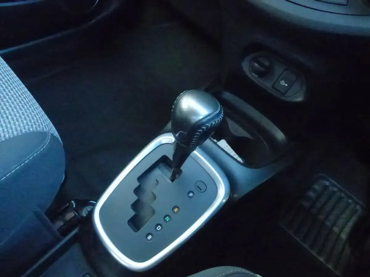 2017-toyota-yaris-15-vvt-i-icon-hybrid-big-21