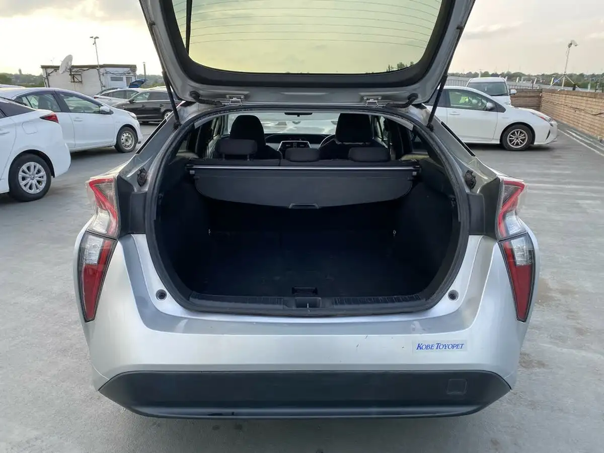 2018-toyota-prius-hybrid-big-17