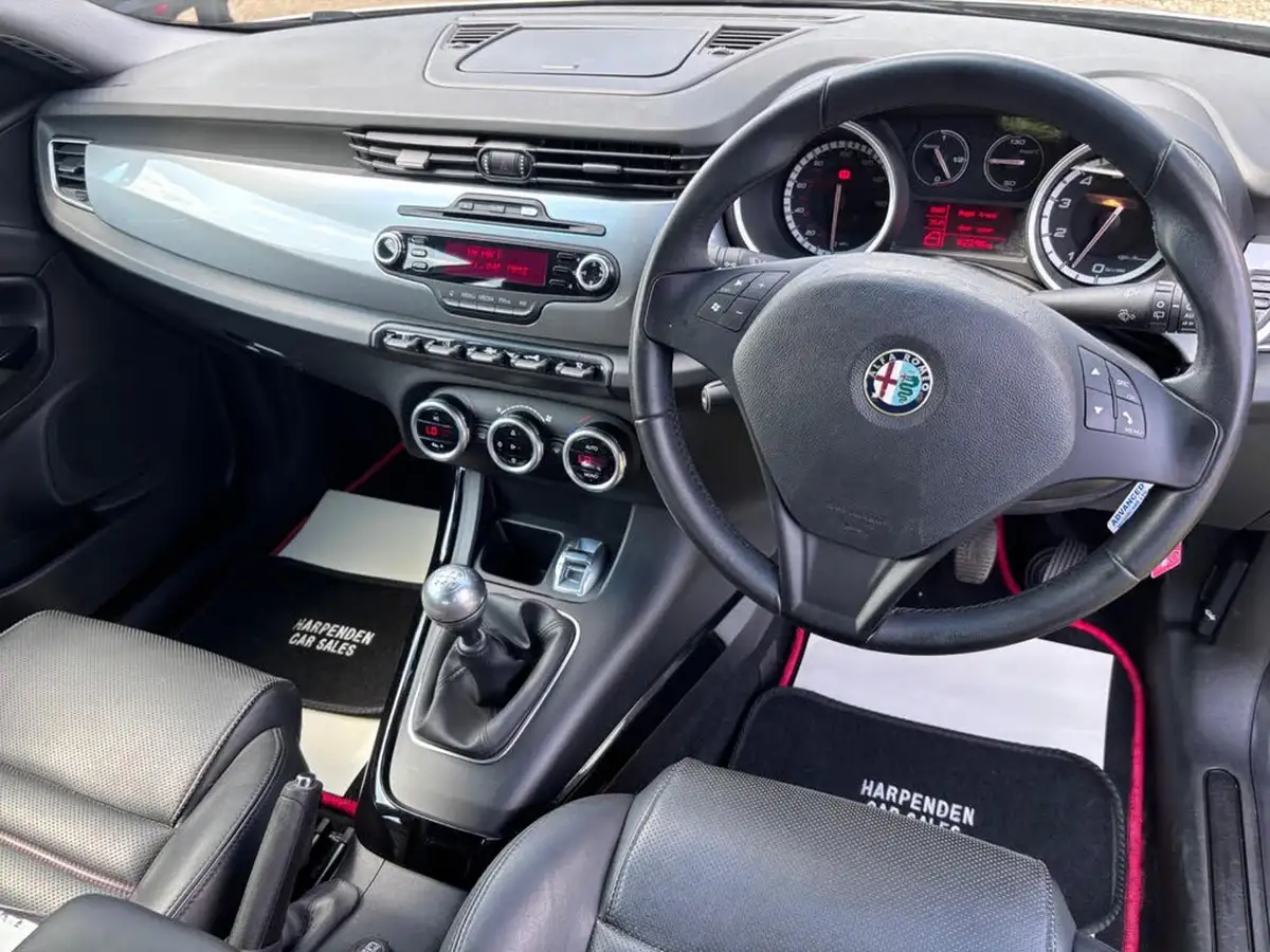 2011-alfa-romeo-giulietta-14-lusso-tb-120bhp-big-7