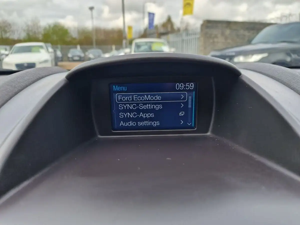 2016-ford-fiesta-125-zetec-3d-big-23