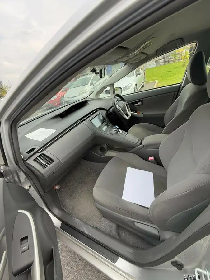 2011-toyota-prius-big-27