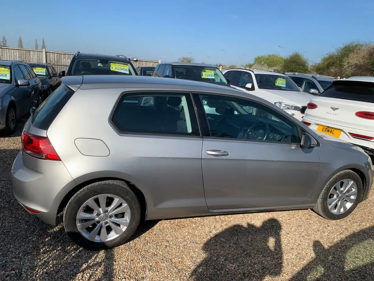 2013-volkswagen-golf-20tdi-se-ss-hatchback-3d-big-7