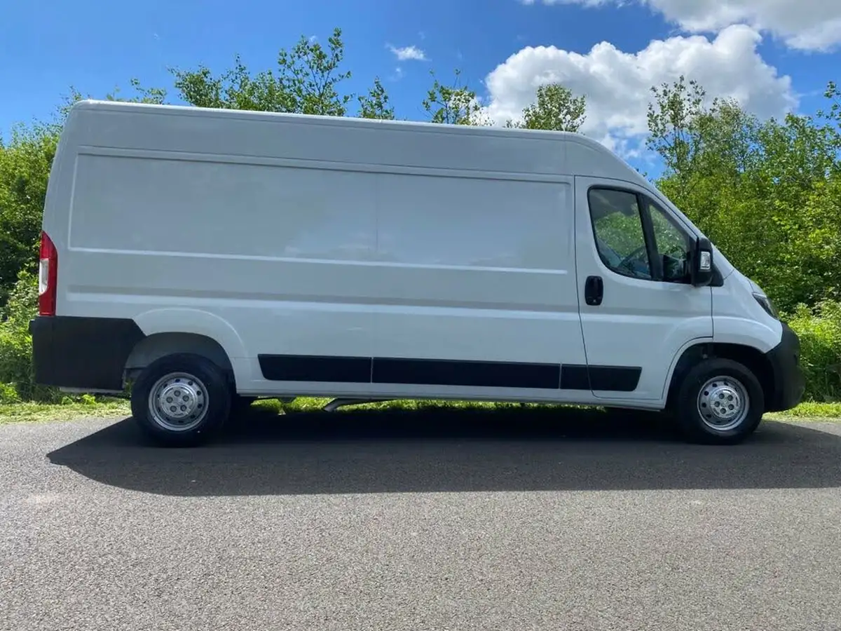 2024-peugeot-boxer-22-bluehdi-professional-premium-335-l3h2-panel-big-16