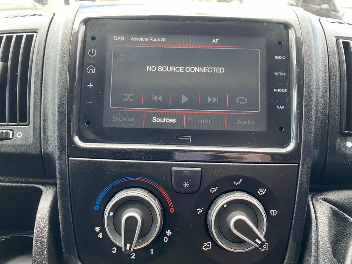 2024-peugeot-boxer-22-bluehdi-professional-premium-335-l3h2-panel-big-40