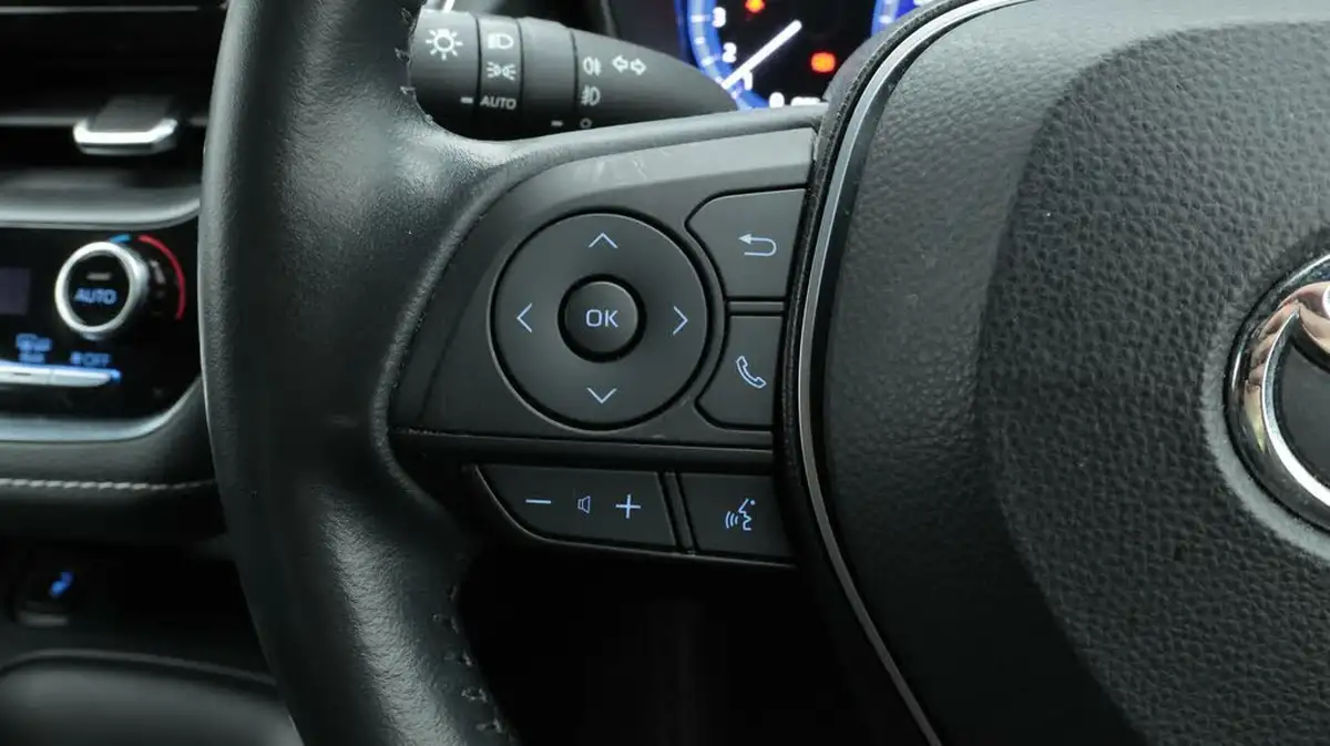 2022-toyota-corolla-18-vvt-i-icon-tech-trk-hatchback-5d-big-23