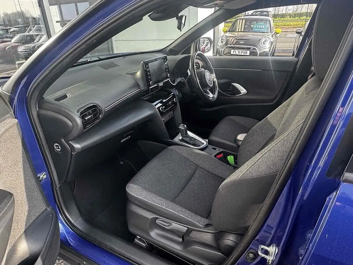 2022-toyota-yaris-15-vvt-i-design-panoramic-roof-big-24
