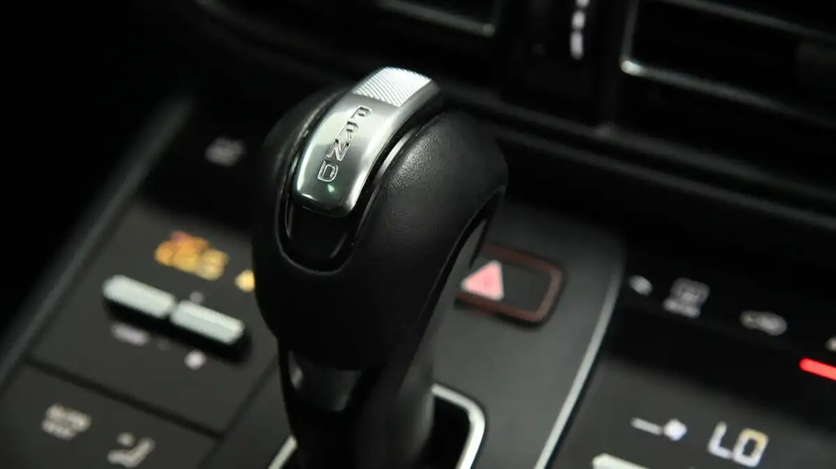 2021-porsche-macan-20-265ps-big-24