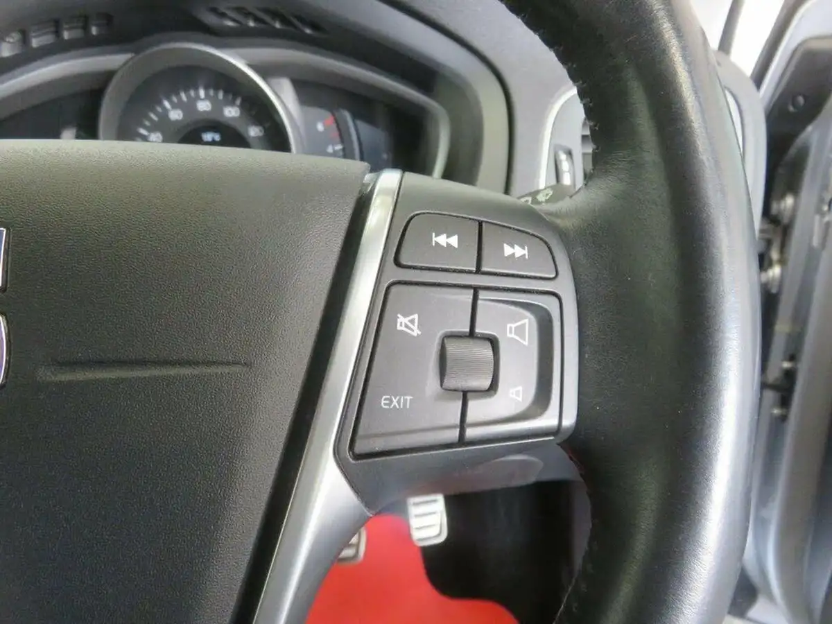 2015-volvo-v40-16td-d2-cross-country-lux-nav-big-33