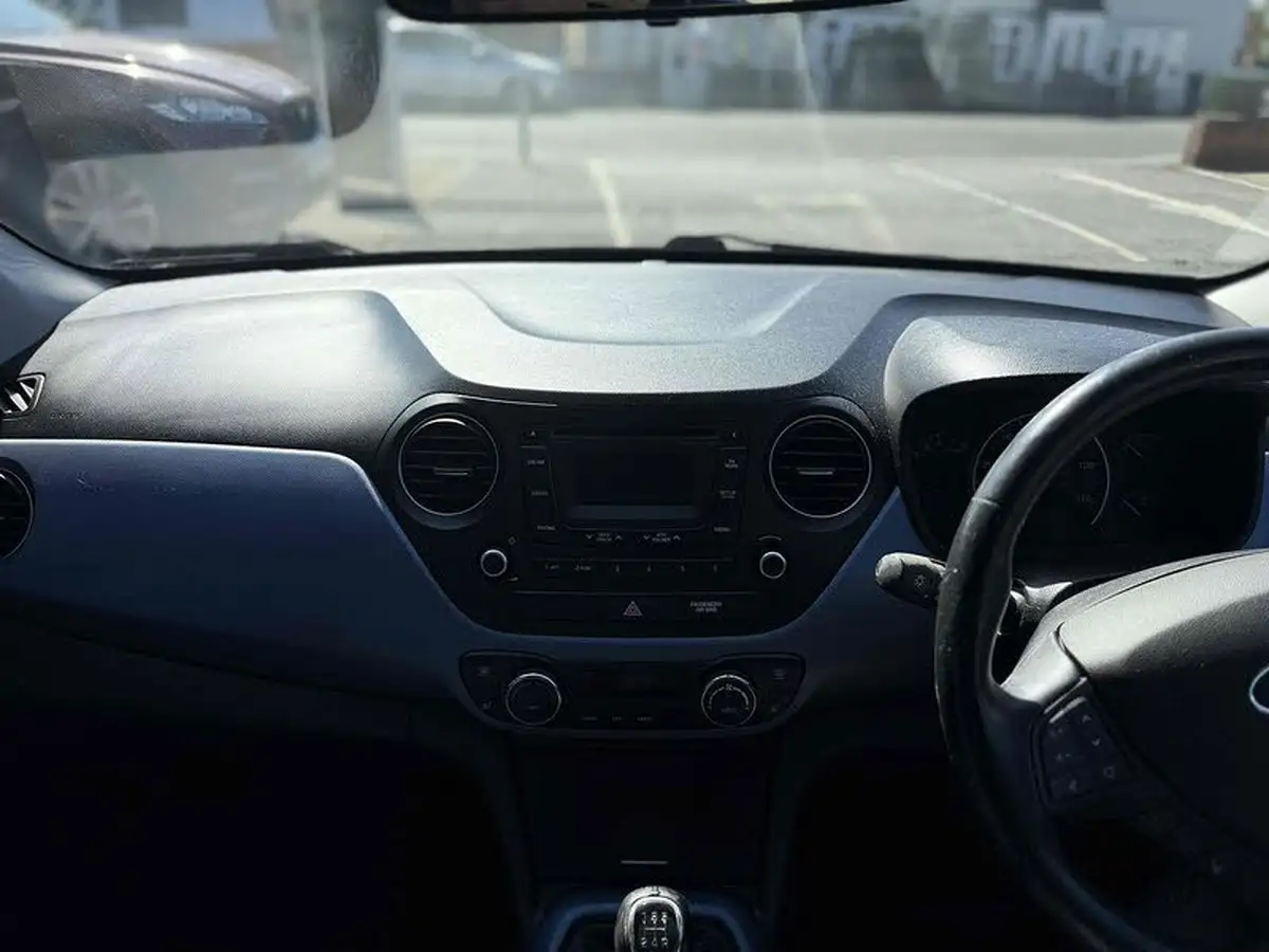 2016-hyundai-i10-12-premium-se-big-12