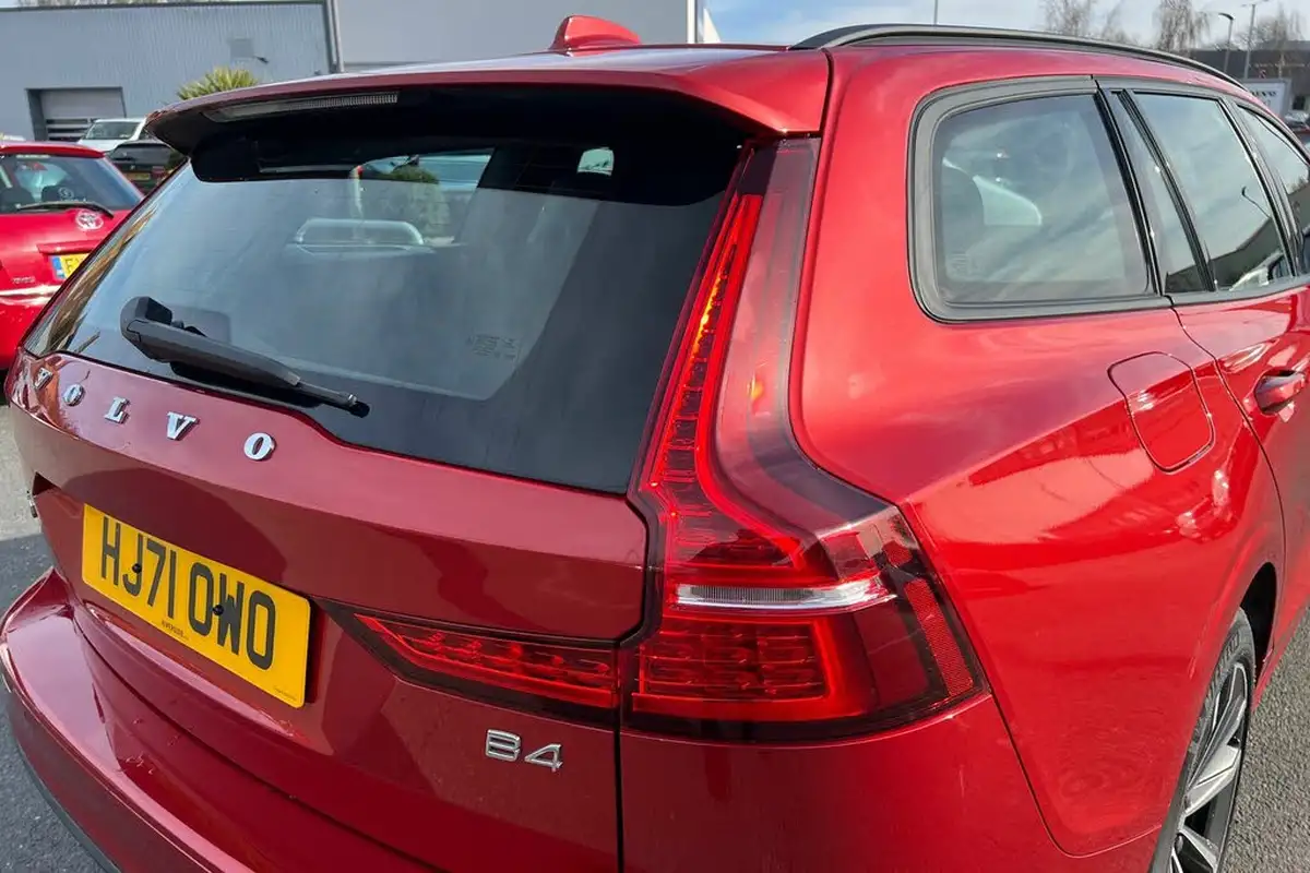 2021-volvo-v60-20-b4-momentum-big-19