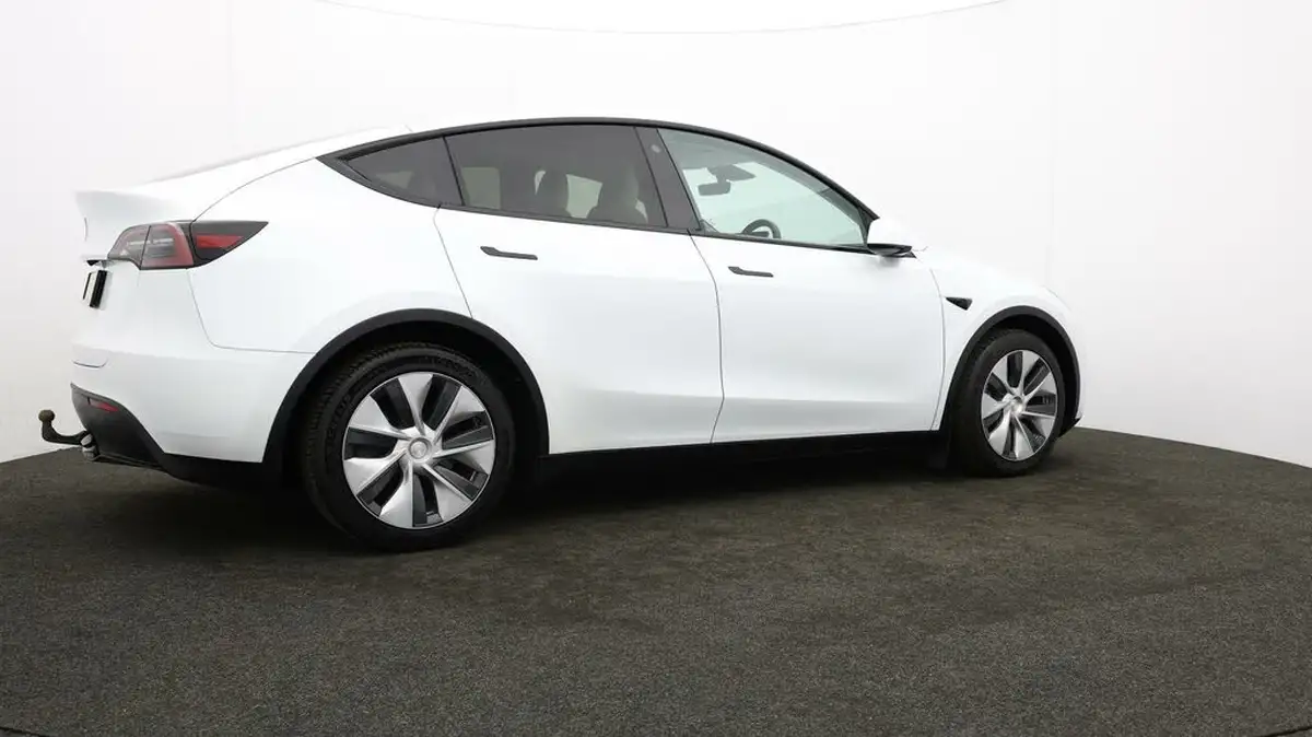 2023-tesla-model-y-e-rwd-big-28