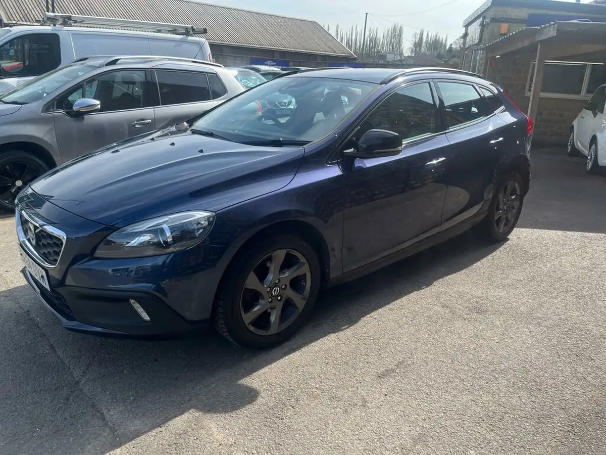 2014-volvo-v40-16td-d2-cross-country-lux-big-2