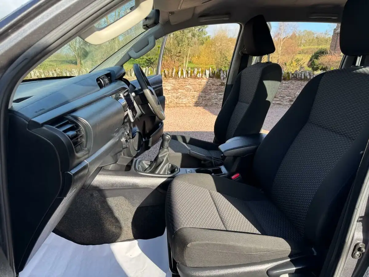 2019-toyota-hi-lux-24d-4d-active-150hpeu6dt-e-35t-double-pick-up-big-12