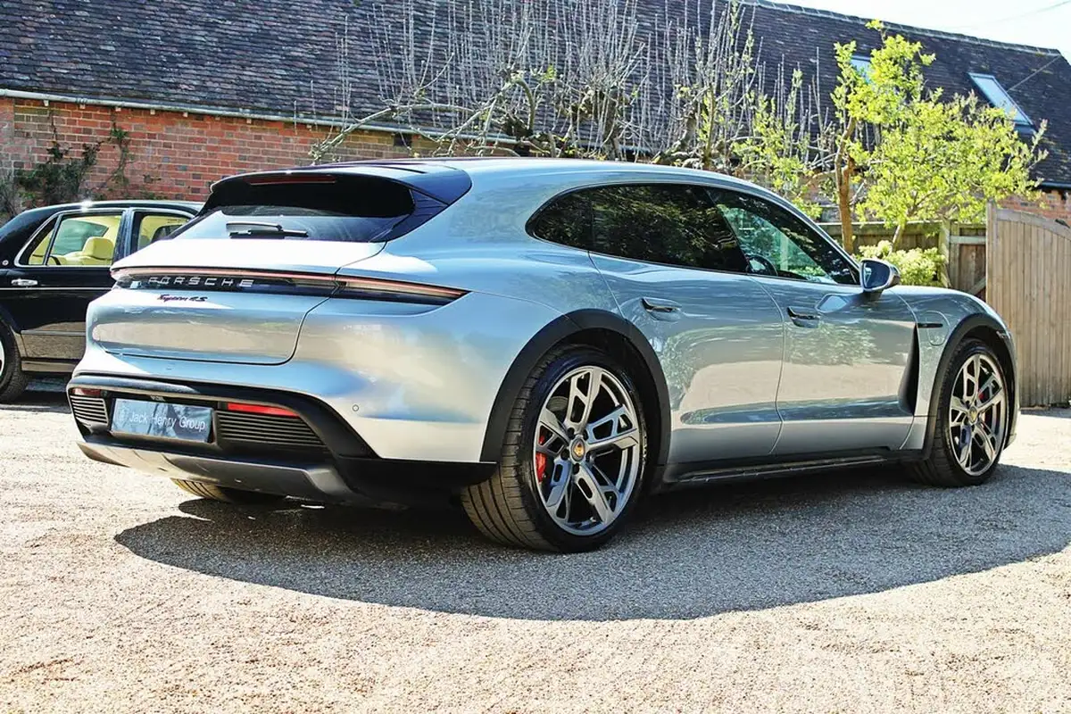 2022-porsche-taycan-e-4s-cross-turismo-big-5