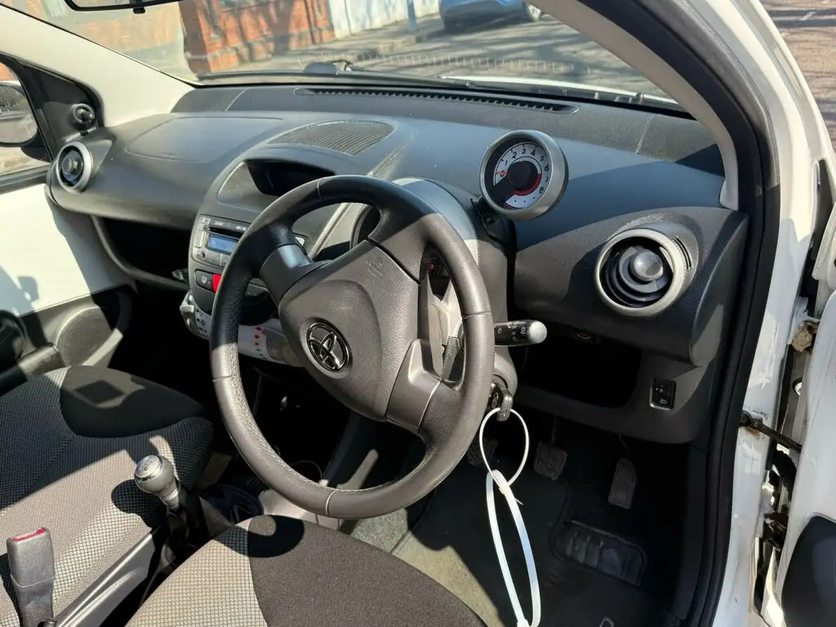 2013-toyota-aygo-10-mode-5d-big-24