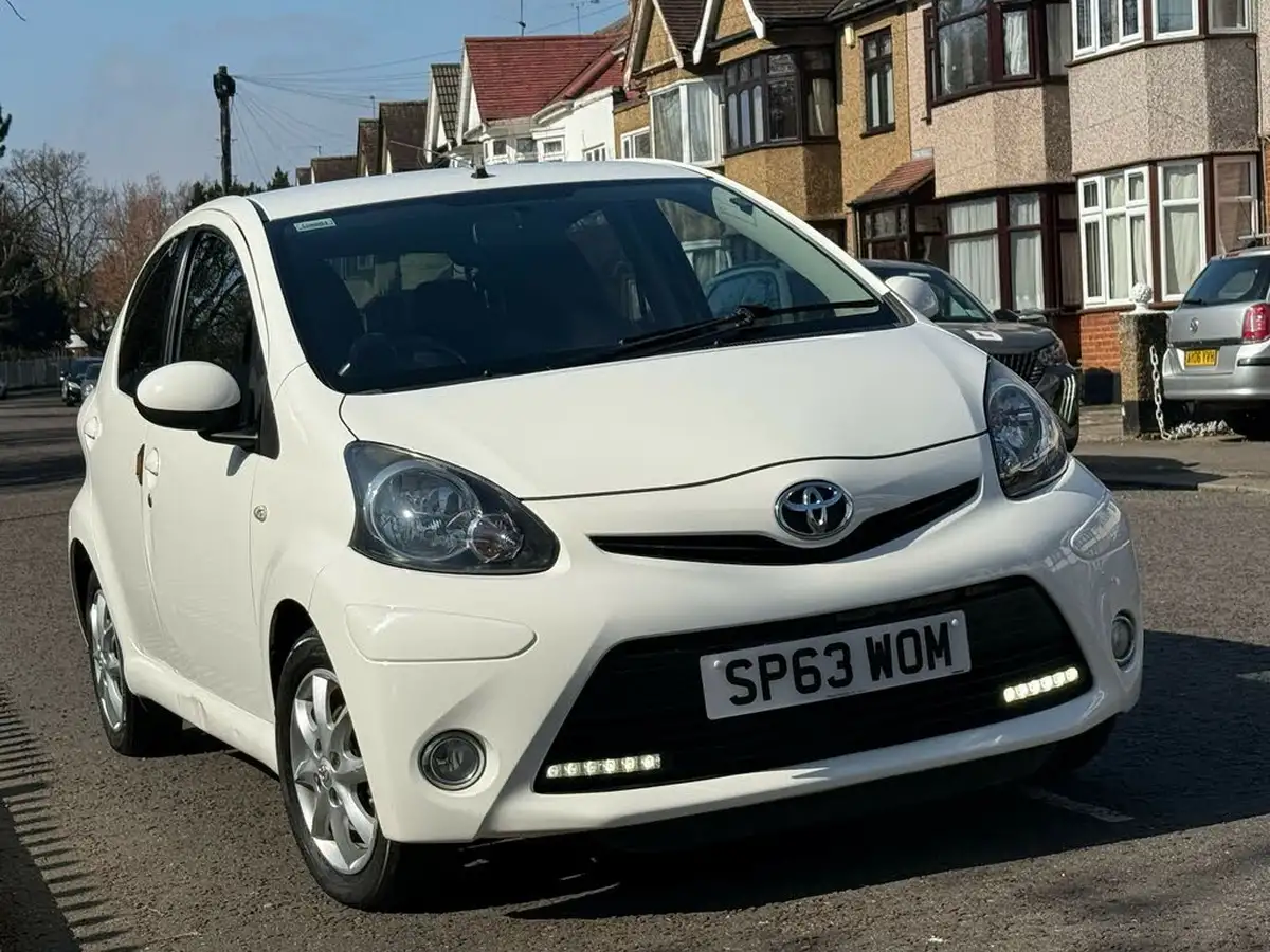 2013-toyota-aygo-10-mode-5d-big-0