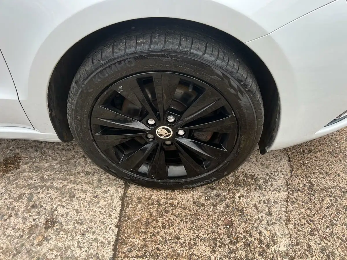 2014-skoda-superb-20tdi-black-edition-140ps-hatchback-dsg-big-52