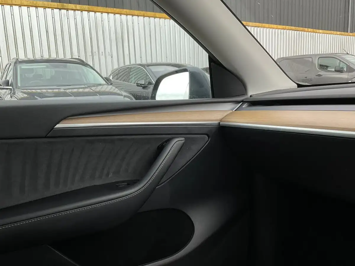 2022-tesla-model-y-e-long-range-big-37