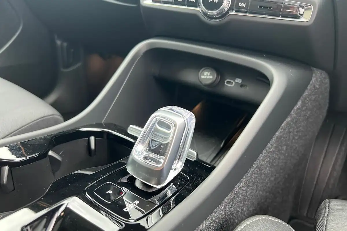 2024-volvo-xc40-20-b3-ultra-bright-big-12