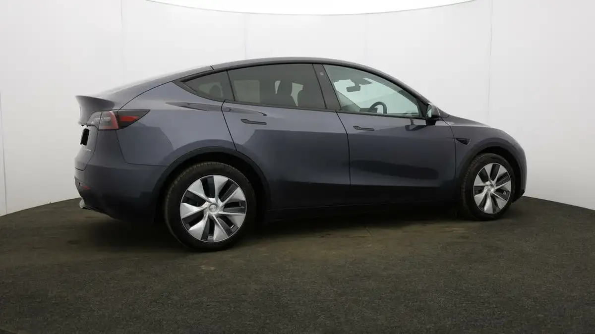 2023-tesla-model-y-e-long-range-big-48