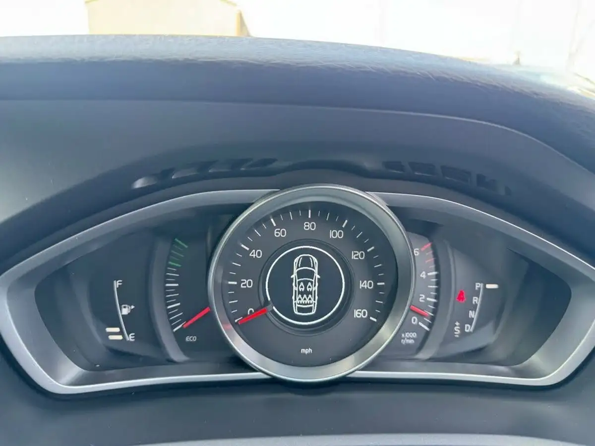 2016-volvo-v40-20td-d2-se-lux-nav-geartronic-big-13