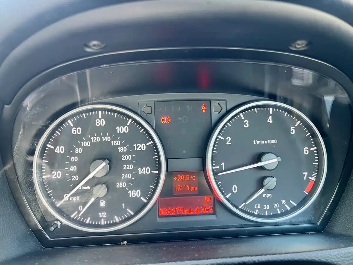 2012-bmw-3-series-20-320i-sport-plus-convertible-2d-auto-big-35