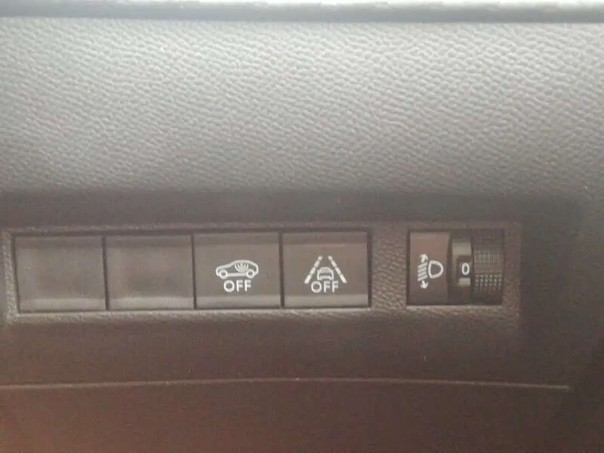 2023-peugeot-208-12-puretech-active-premium-100ps-eat8-big-13