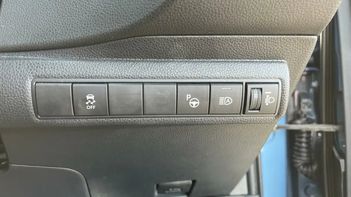 2022-toyota-corolla-18-vvt-i-icon-tech-trk-hatchback-5d-big-19