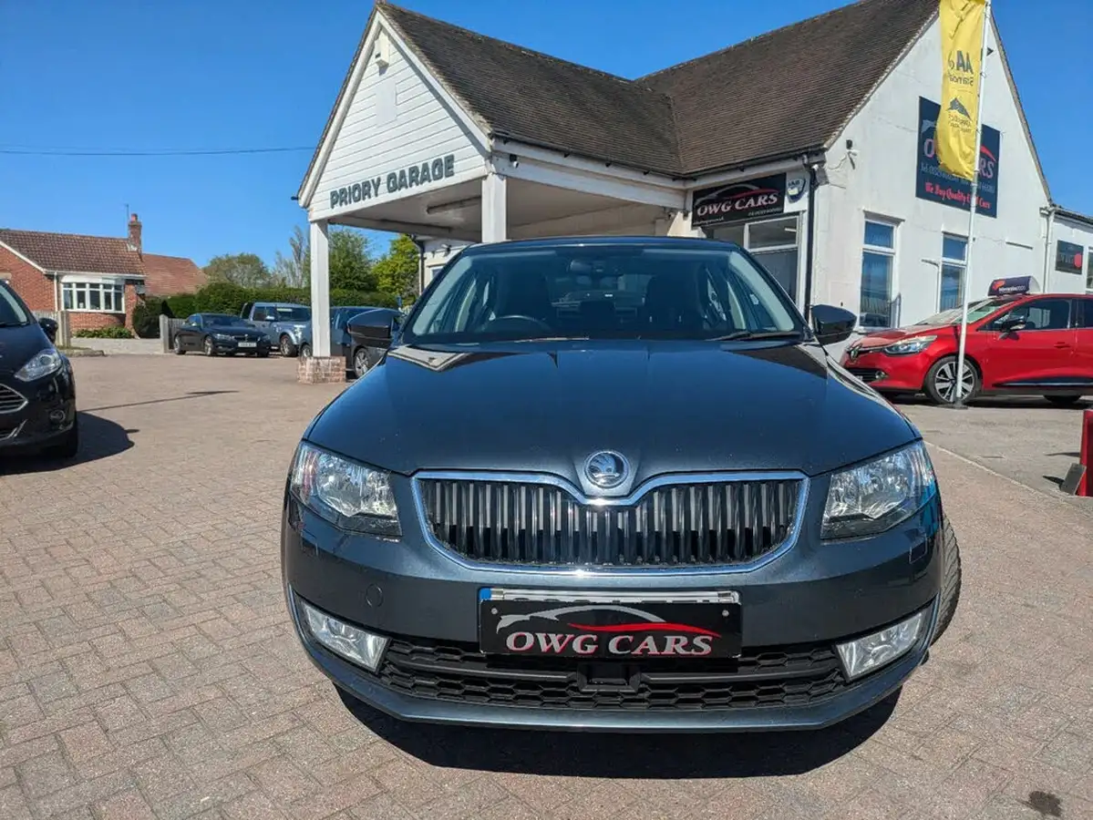 2015-skoda-octavia-20tdi-elegance-hatchback-big-1