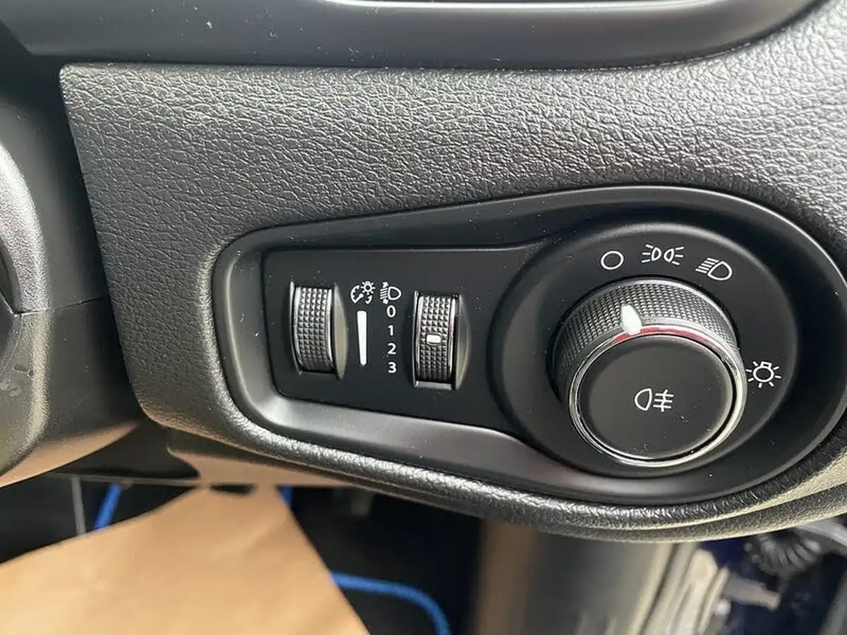 2019-jeep-renegade-10-gse-sport-big-32